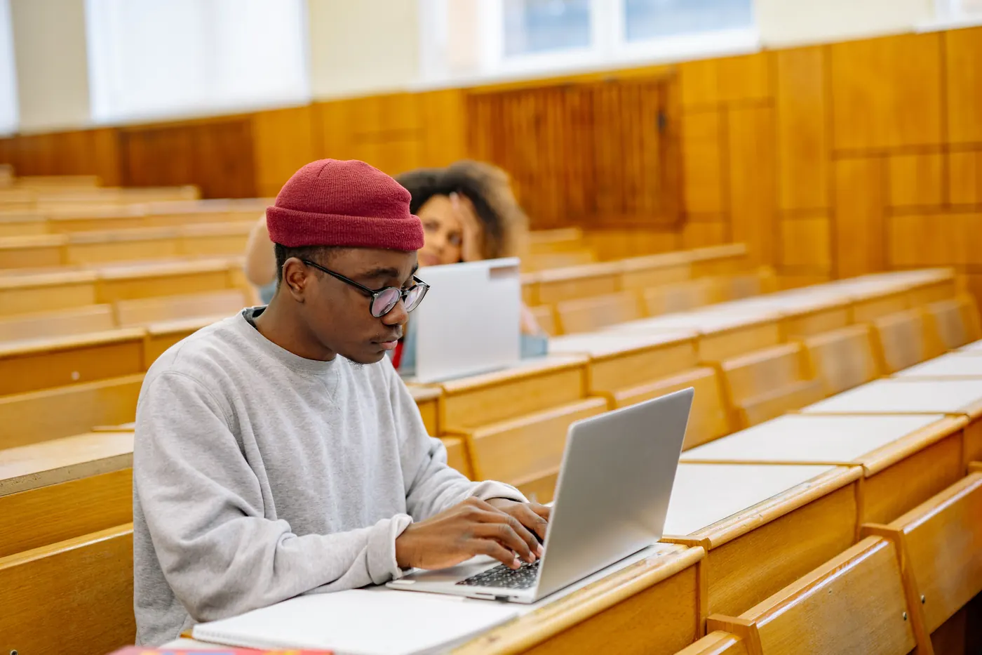 Aluno estudando com notebook em sala de aula